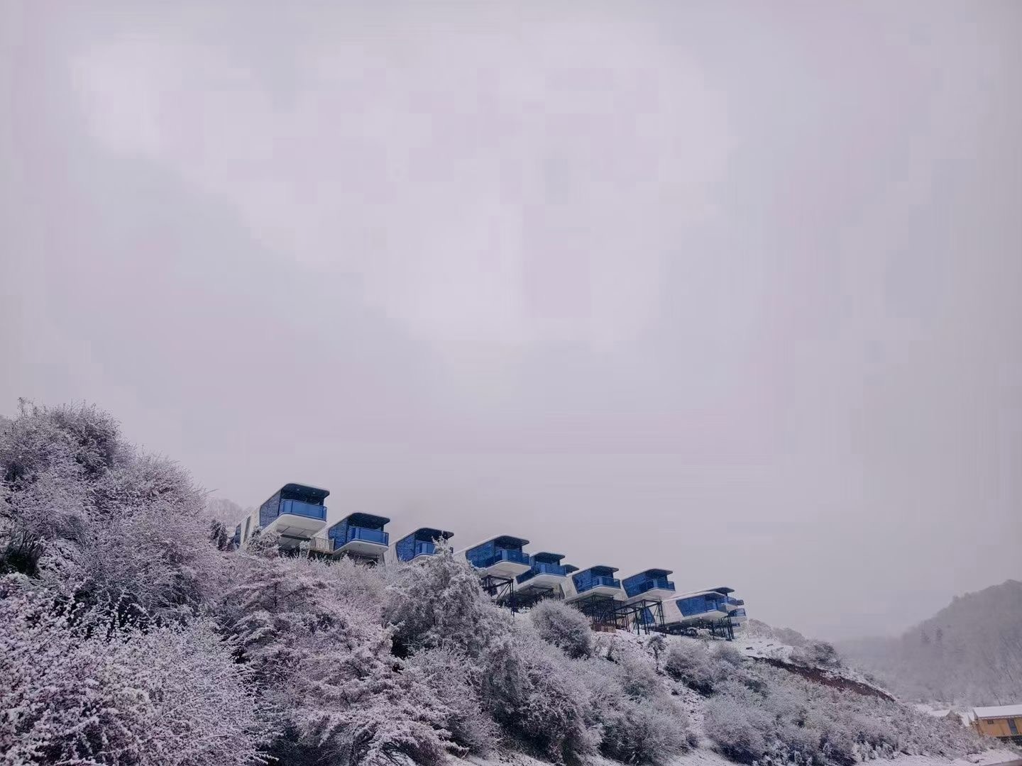 Капсульный отель в заснеженных горах